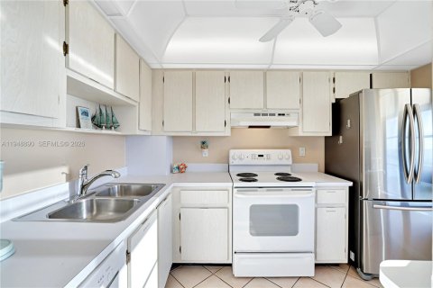 Condo in Marco Island, Florida, 2 bedrooms  № 2004824 - photo 9