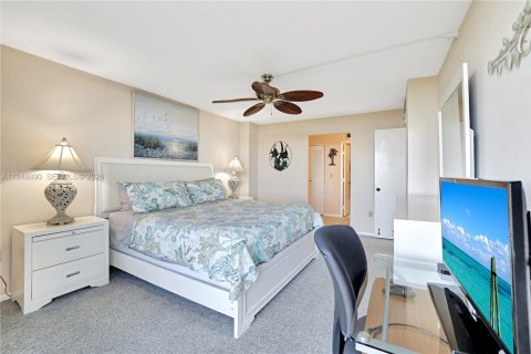 Condo in Marco Island, Florida, 2 bedrooms  № 2004824 - photo 15