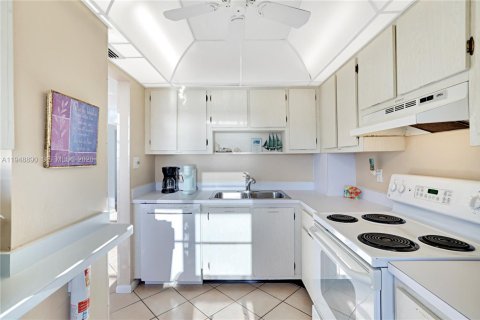 Condo in Marco Island, Florida, 2 bedrooms  № 2004824 - photo 10