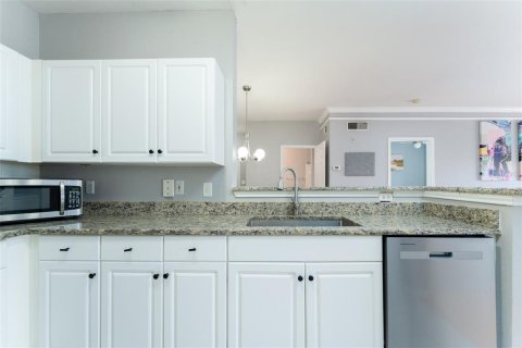 Condo in Tampa, Florida, 2 bedrooms № 2210979 - photo 13