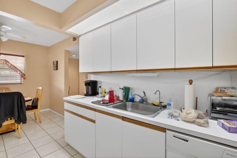 Condo in Pembroke Pines, Florida, 2 bedrooms № 2146772 - photo 10
