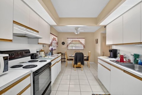Condo in Pembroke Pines, Florida, 2 bedrooms № 2146772 - photo 9