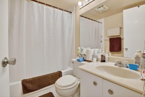 Condo in Pembroke Pines, Florida, 2 bedrooms № 2146772 - photo 30
