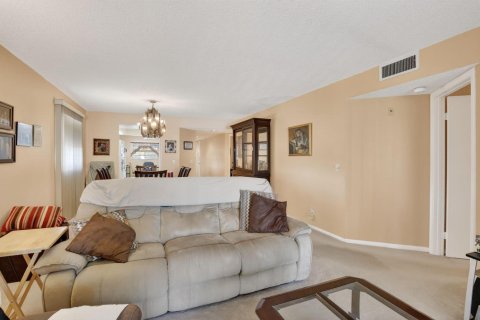 Condo in Pembroke Pines, Florida, 2 bedrooms № 2146772 - photo 18