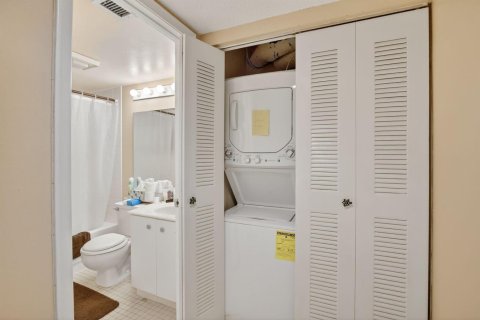 Condo in Pembroke Pines, Florida, 2 bedrooms № 2146772 - photo 29