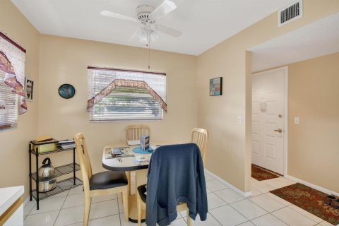 Condo in Pembroke Pines, Florida, 2 bedrooms № 2146772 - photo 8