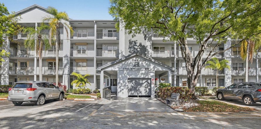 Condo in Pembroke Pines, Florida, 2 bedrooms № 2146772