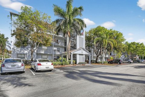 Condo in Pembroke Pines, Florida, 2 bedrooms № 2146772 - photo 2