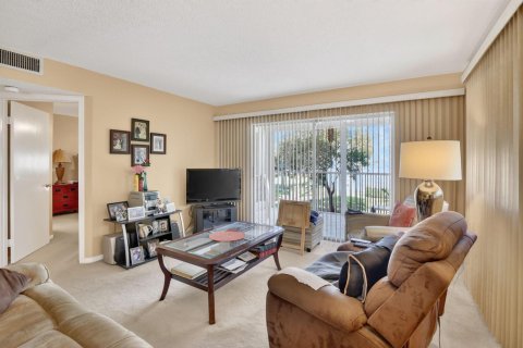 Condo in Pembroke Pines, Florida, 2 bedrooms № 2146772 - photo 15
