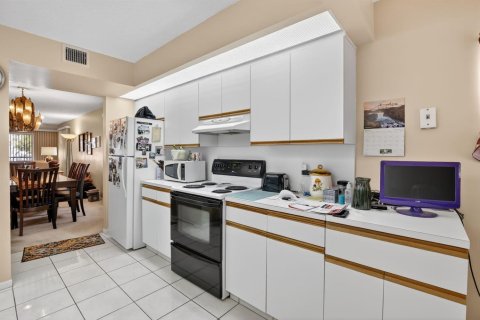 Condo in Pembroke Pines, Florida, 2 bedrooms № 2146772 - photo 11