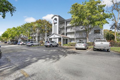 Condo in Pembroke Pines, Florida, 2 bedrooms № 2146772 - photo 3