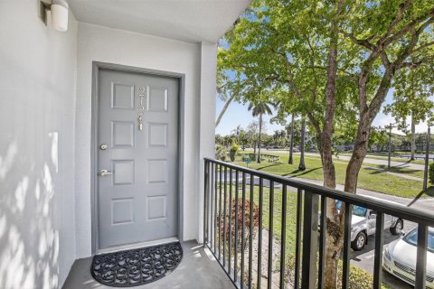 Condo in Pembroke Pines, Florida, 2 bedrooms № 2146772 - photo 4