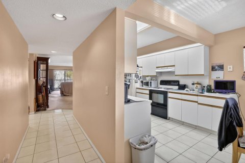 Condo in Pembroke Pines, Florida, 2 bedrooms № 2146772 - photo 5