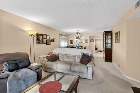 Condo in Pembroke Pines, Florida, 2 bedrooms № 2146772 - photo 17