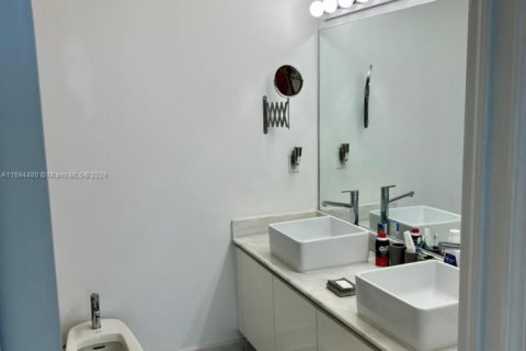 Condominio en alquiler en Miami, Florida, 2 dormitorios, 107.58 m2 № 1936895 - foto 28