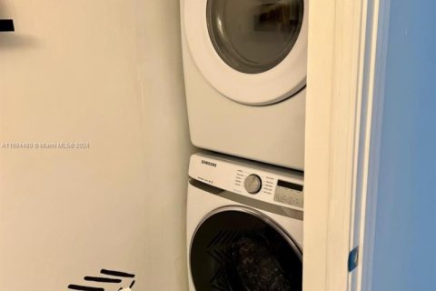 Condominio en alquiler en Miami, Florida, 2 dormitorios, 107.58 m2 № 1936895 - foto 18