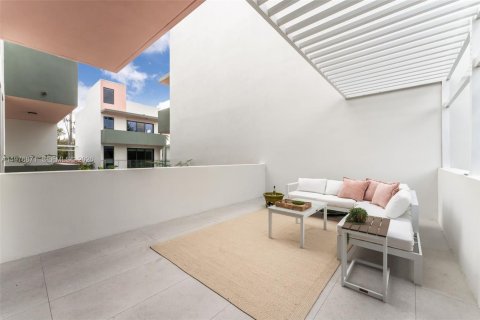 Townhouse in Miami, Florida 3 bedrooms, 211.26 sq.m. № 2041982 - photo 22