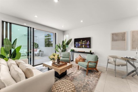 Townhouse in Miami, Florida 3 bedrooms, 211.26 sq.m. № 2041982 - photo 6