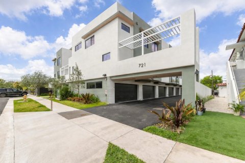 Townhouse in Miami, Florida 3 bedrooms, 211.26 sq.m. № 2041982