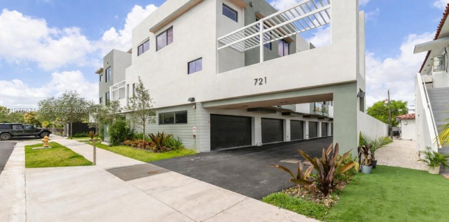 Townhouse in Miami, Florida 3 bedrooms, 211.26 sq.m. № 2041982