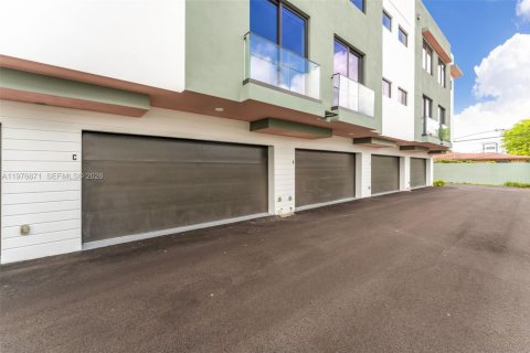 Townhouse in Miami, Florida 3 bedrooms, 211.26 sq.m. № 2041982 - photo 25