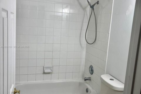 Townhouse in Pembroke Pines, Florida 3 bedrooms, 117.34 sq.m. № 1993314 - photo 11