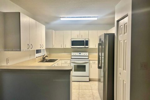 Townhouse in Pembroke Pines, Florida 3 bedrooms, 117.34 sq.m. № 1993314 - photo 4