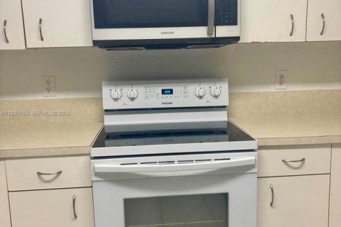 Townhouse in Pembroke Pines, Florida 3 bedrooms, 117.34 sq.m. № 1993314 - photo 6