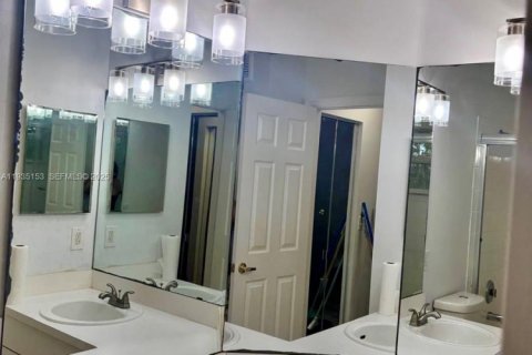 Townhouse in Pembroke Pines, Florida 3 bedrooms, 117.34 sq.m. № 1993314 - photo 12