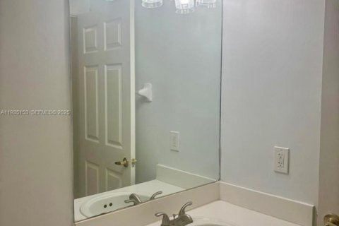 Townhouse in Pembroke Pines, Florida 3 bedrooms, 117.34 sq.m. № 1993314 - photo 9