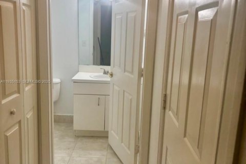 Townhouse in Pembroke Pines, Florida 3 bedrooms, 117.34 sq.m. № 1993314 - photo 2