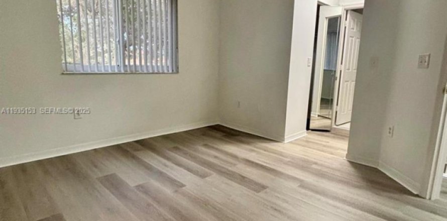 Townhouse in Pembroke Pines, Florida 3 bedrooms, 117.34 sq.m. № 1993314