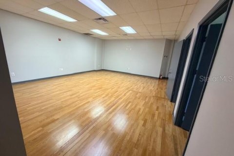 Propiedad comercial en alquiler en Orlando, Florida, 845.41 m2 № 2116027 - foto 17