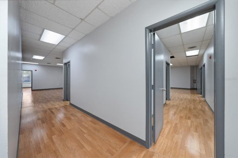 Propiedad comercial en alquiler en Orlando, Florida, 845.41 m2 № 2116027 - foto 22