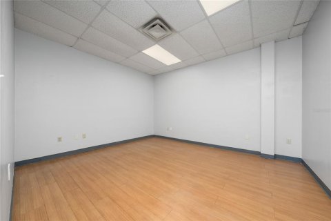 Propiedad comercial en alquiler en Orlando, Florida, 845.41 m2 № 2116027 - foto 8