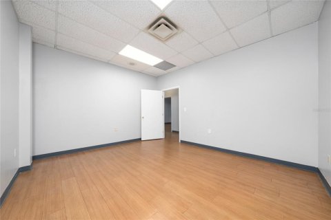Propiedad comercial en alquiler en Orlando, Florida, 845.41 m2 № 2116027 - foto 9