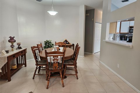 House in Stuart, Florida 3 bedrooms, 143.16 sq.m. № 2009542 - photo 3