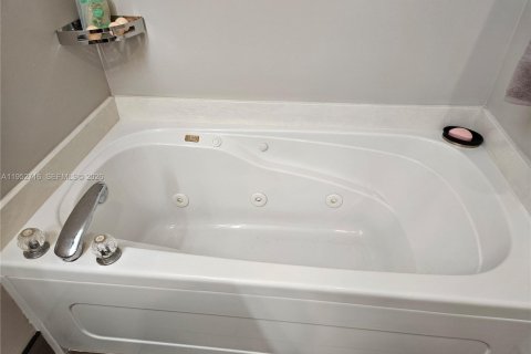 House in Stuart, Florida 3 bedrooms, 143.16 sq.m. № 2009542 - photo 12