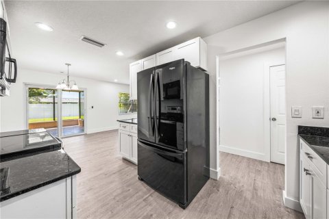 House in Sarasota, Florida 3 bedrooms, 130.43 sq.m. № 1853095 - photo 19