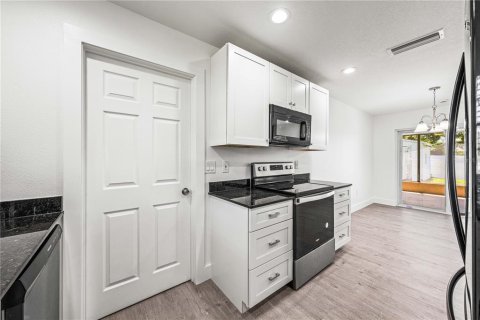 House in Sarasota, Florida 3 bedrooms, 130.43 sq.m. № 1853095 - photo 20