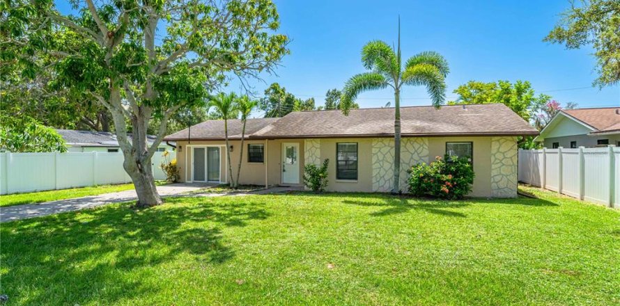 House in Sarasota, Florida 3 bedrooms, 130.43 sq.m. № 1853095