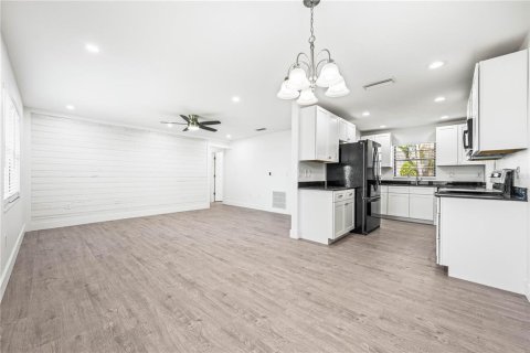 House in Sarasota, Florida 3 bedrooms, 130.43 sq.m. № 1853095 - photo 13