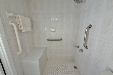Copropriété à vendre à Miami, Floride: 2 chambres, 108.7 m2 № 1947893 - photo 30