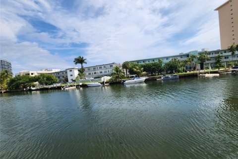 Copropriété à louer à Hallandale Beach, Floride: 1 chambre, 65.03 m2 № 1077878 - photo 1