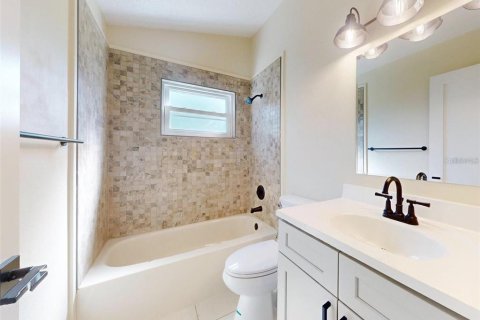 House in New Smyrna Beach, Florida 2 bedrooms, 135.27 sq.m. № 2393493 - photo 7