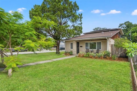 House in Saint Petersburg, Florida 3 bedrooms, 138.61 sq.m. № 2209488