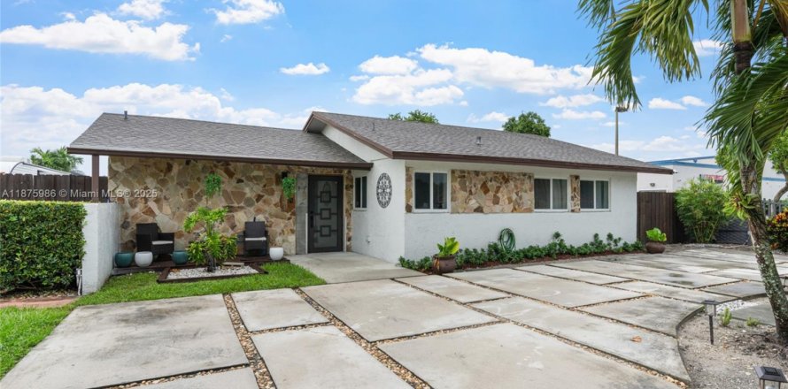 House in Miami Gardens, Florida 3 bedrooms, 117.06 sq.m. № 1926902