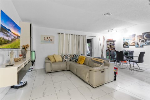 House in Miami Gardens, Florida 3 bedrooms, 117.06 sq.m. № 1926902 - photo 6