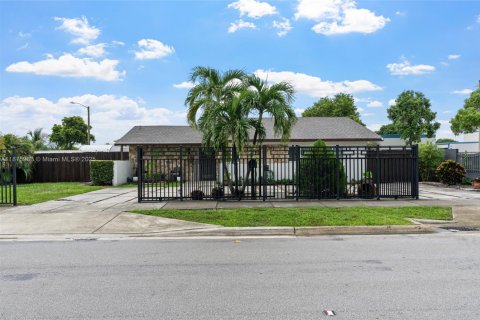 House in Miami Gardens, Florida 3 bedrooms, 117.06 sq.m. № 1926902 - photo 2