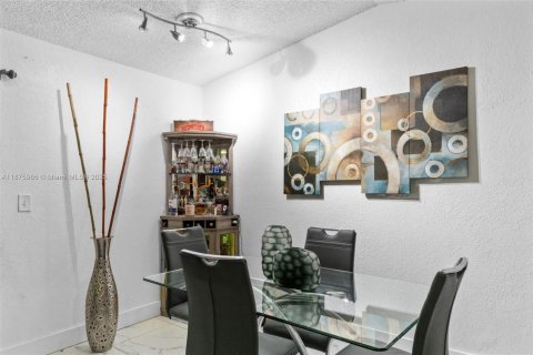 House in Miami Gardens, Florida 3 bedrooms, 117.06 sq.m. № 1926902 - photo 9